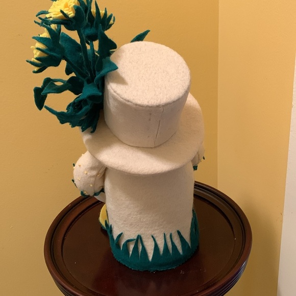 Charming Sir Dandelion Yellow and Green Gnome Figurine - Picture 7 of 9